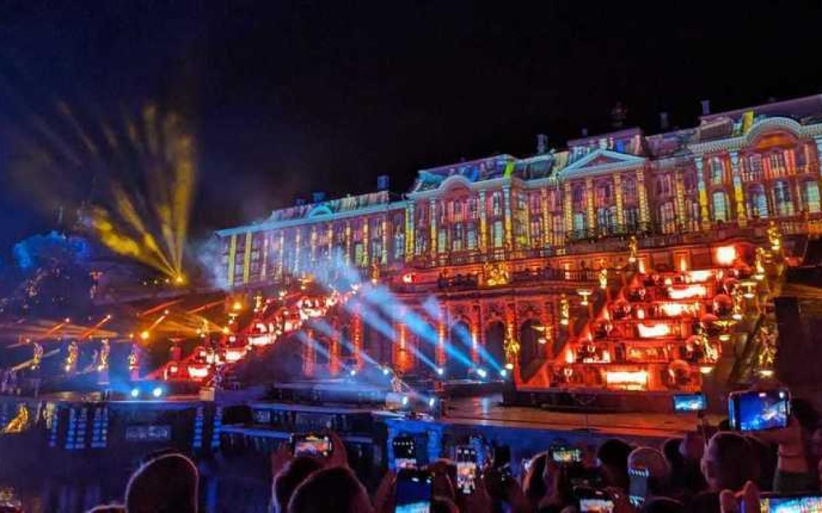 "Осенний праздник фонтанов в Петергофе"